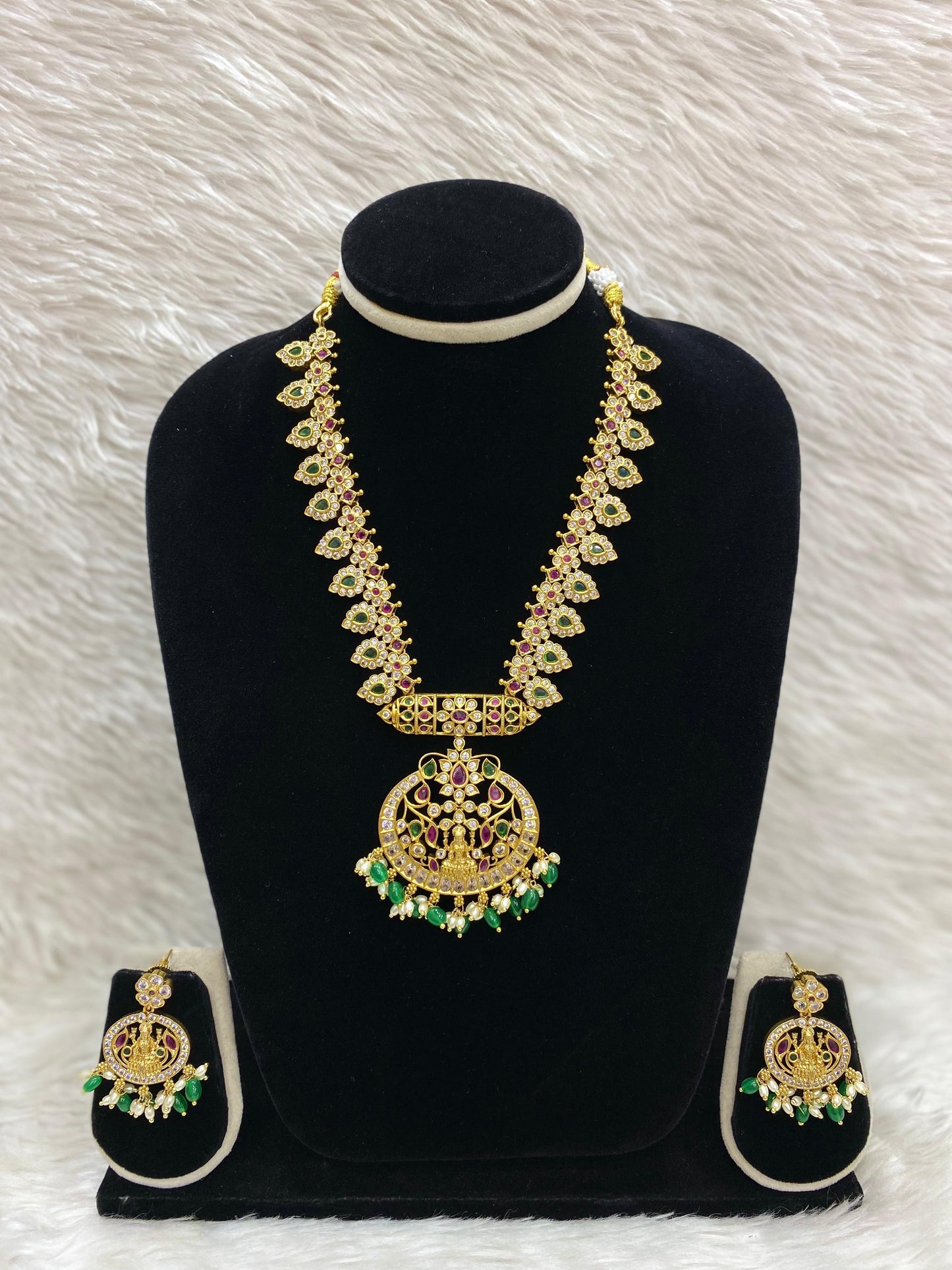 Matt Short Necklace Set