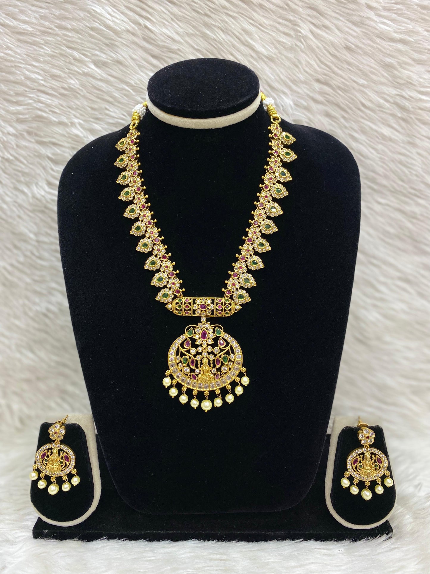 Matt Short Necklace Set