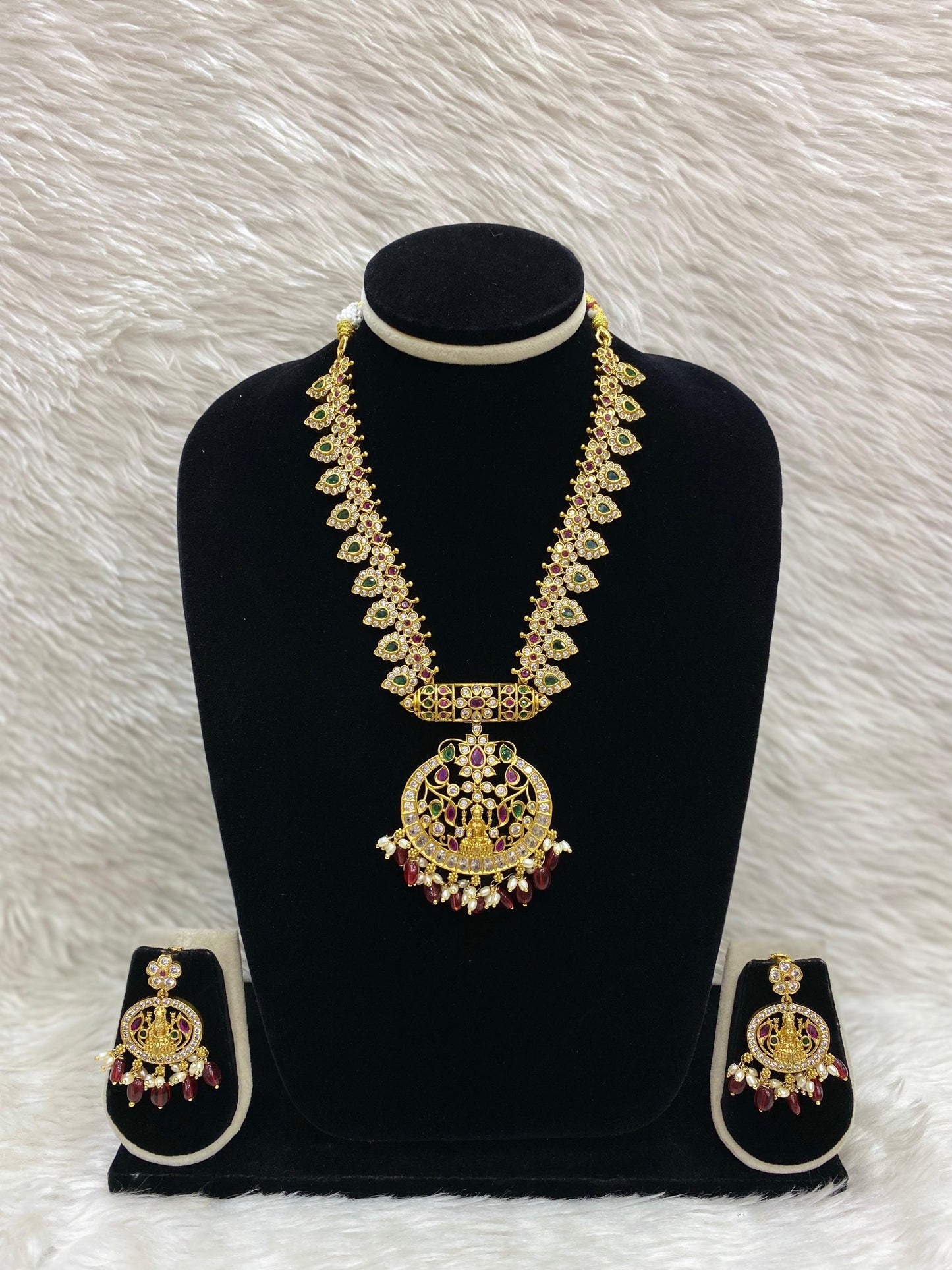 Matt Short Necklace Set