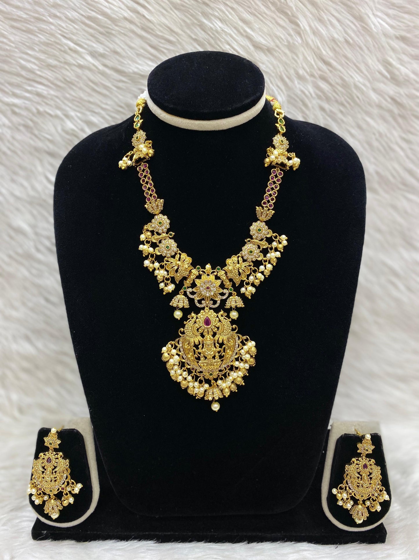 Matt Short Necklace Set