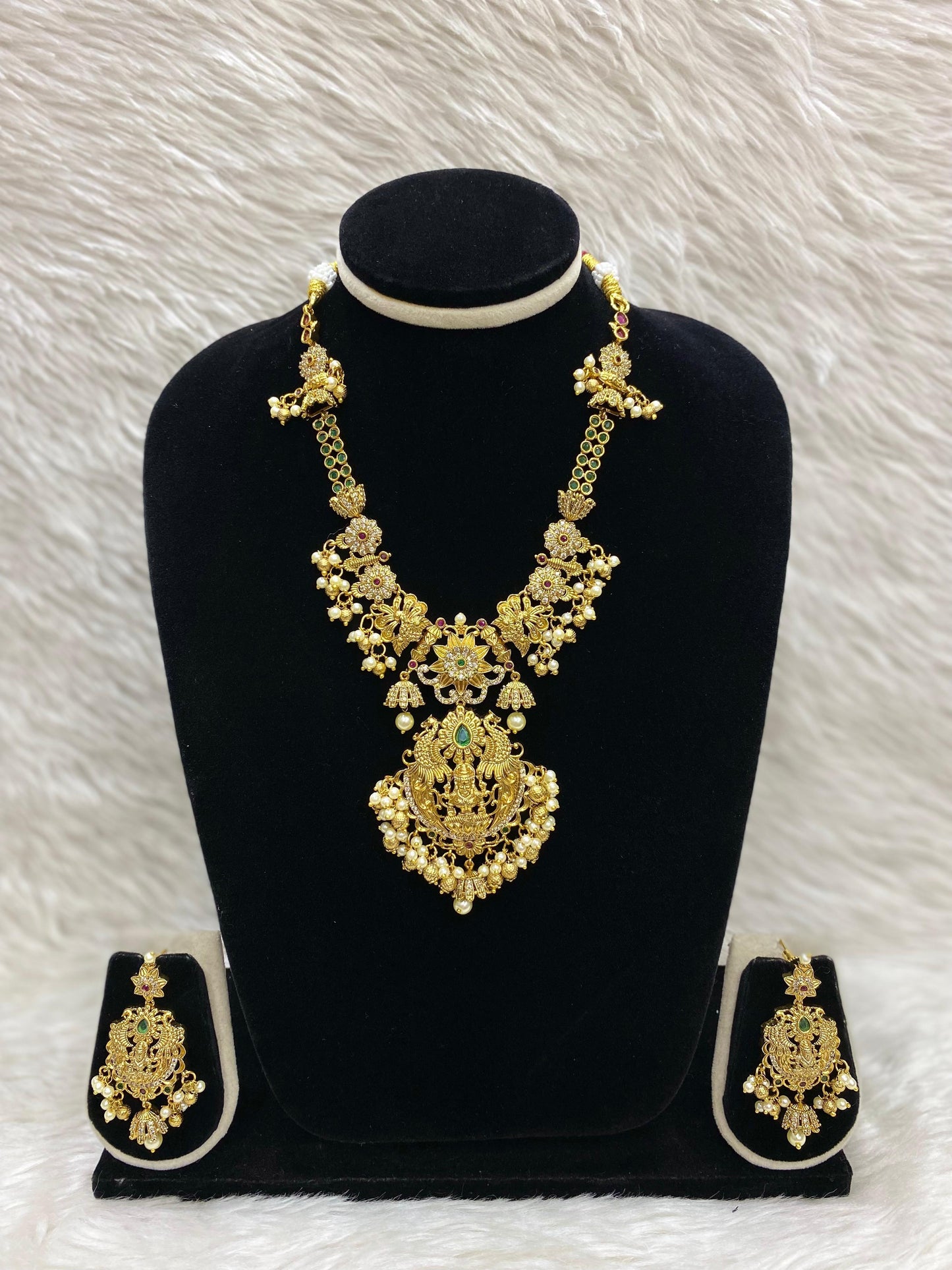 Matt Short Necklace Set