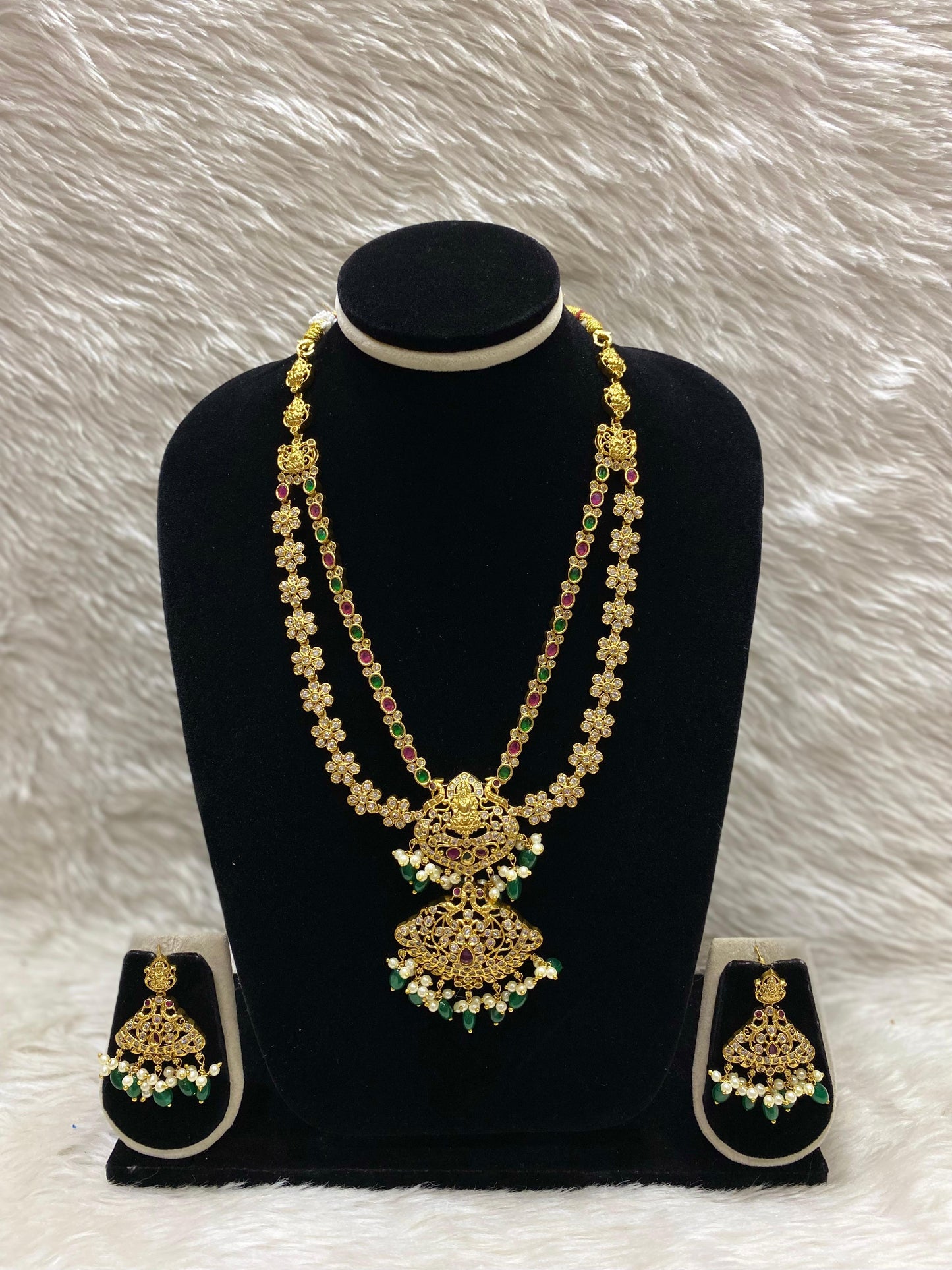 Matt Short Necklace Set