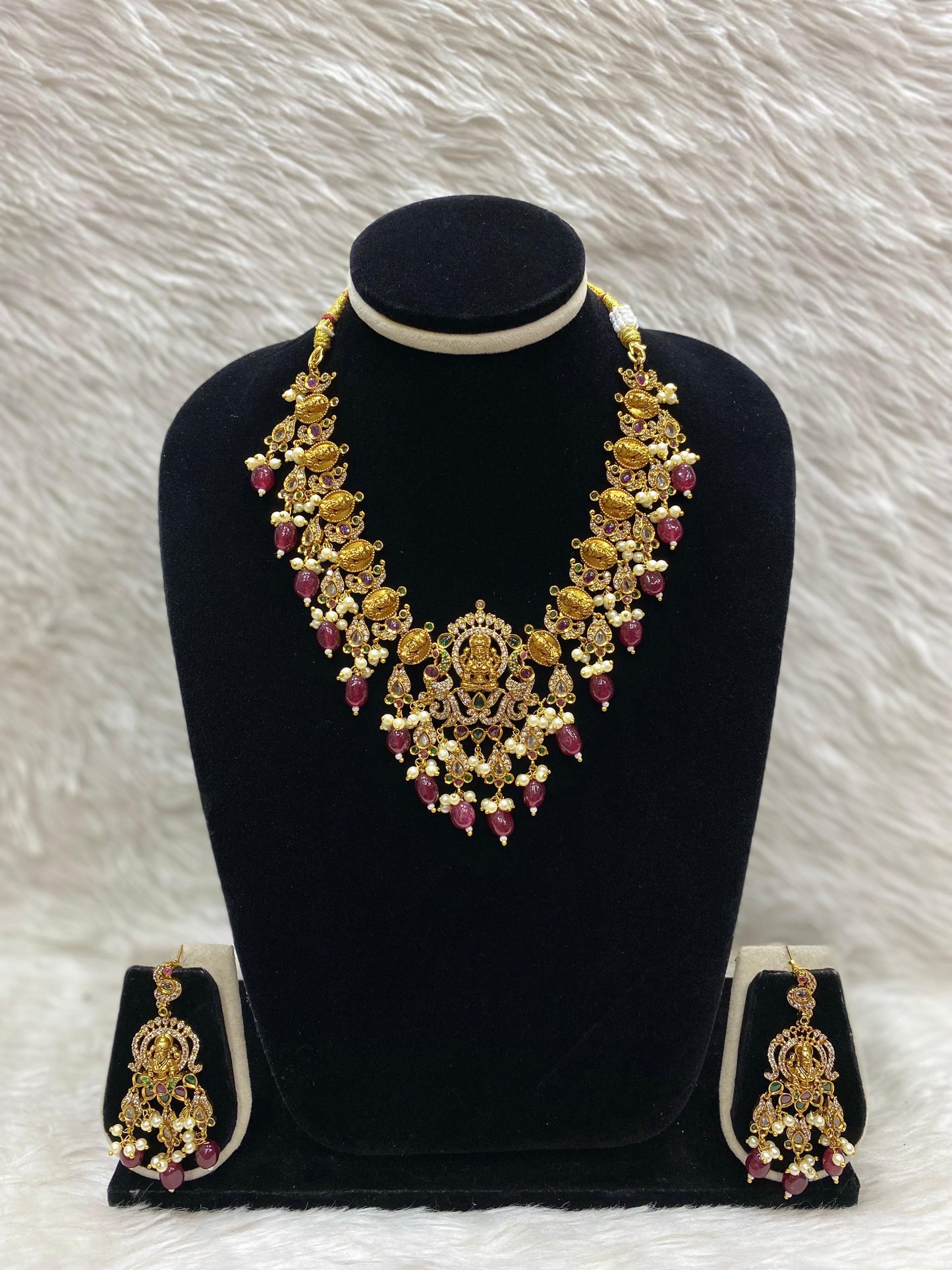 Matt Short Necklace Set