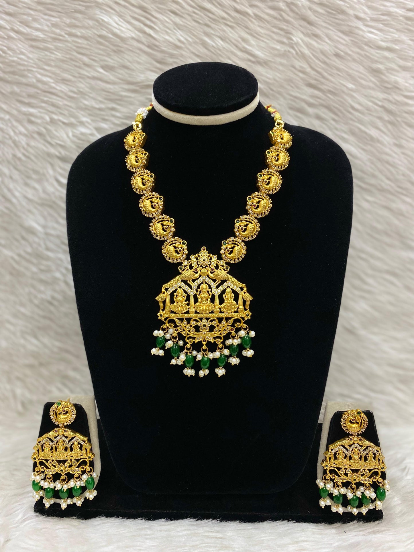 Matt Short Necklace Set