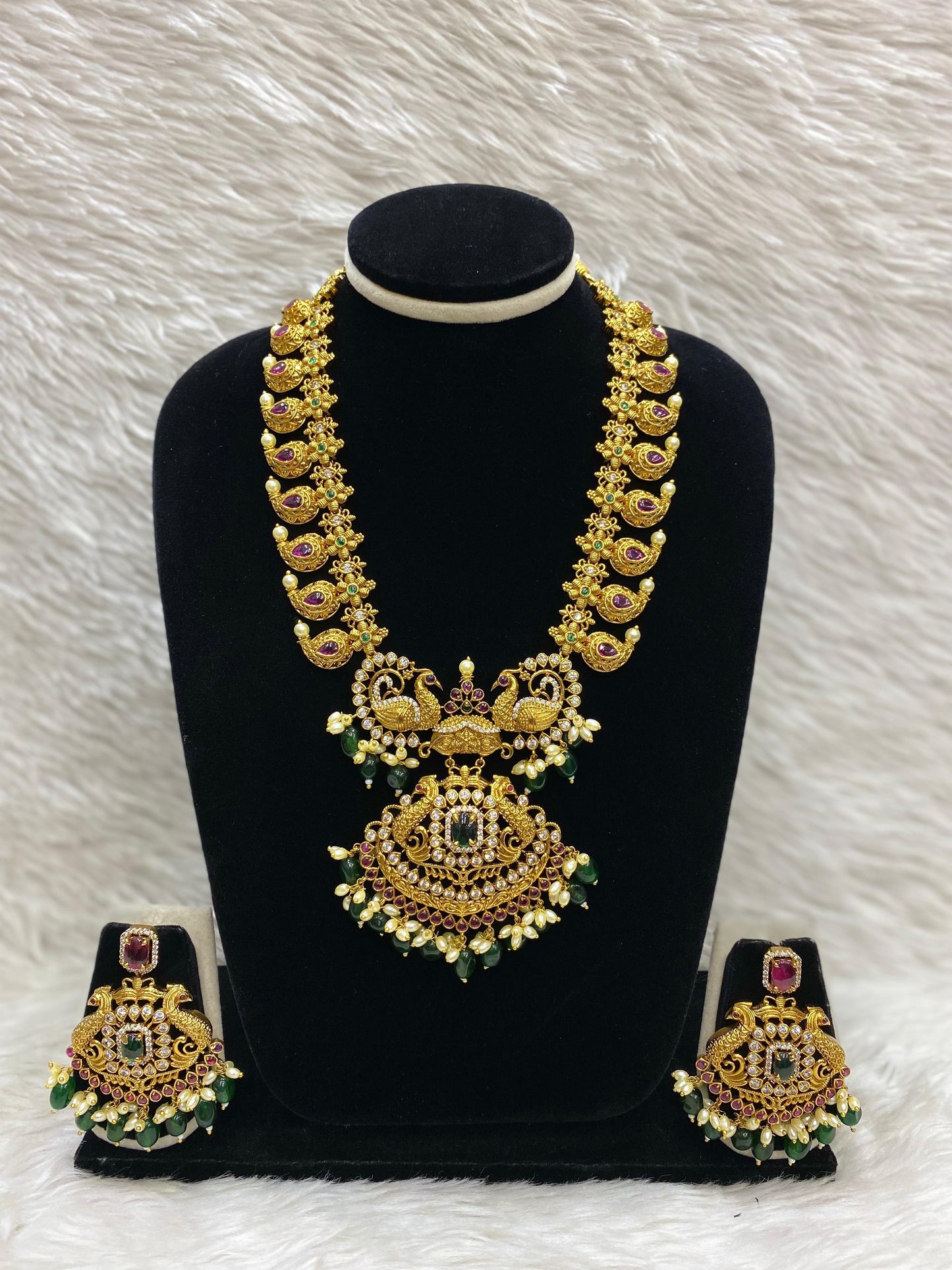 Matt Short Necklace Set