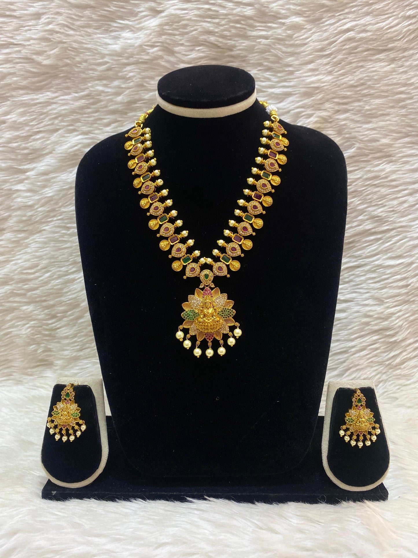 Matt Short Necklace Set