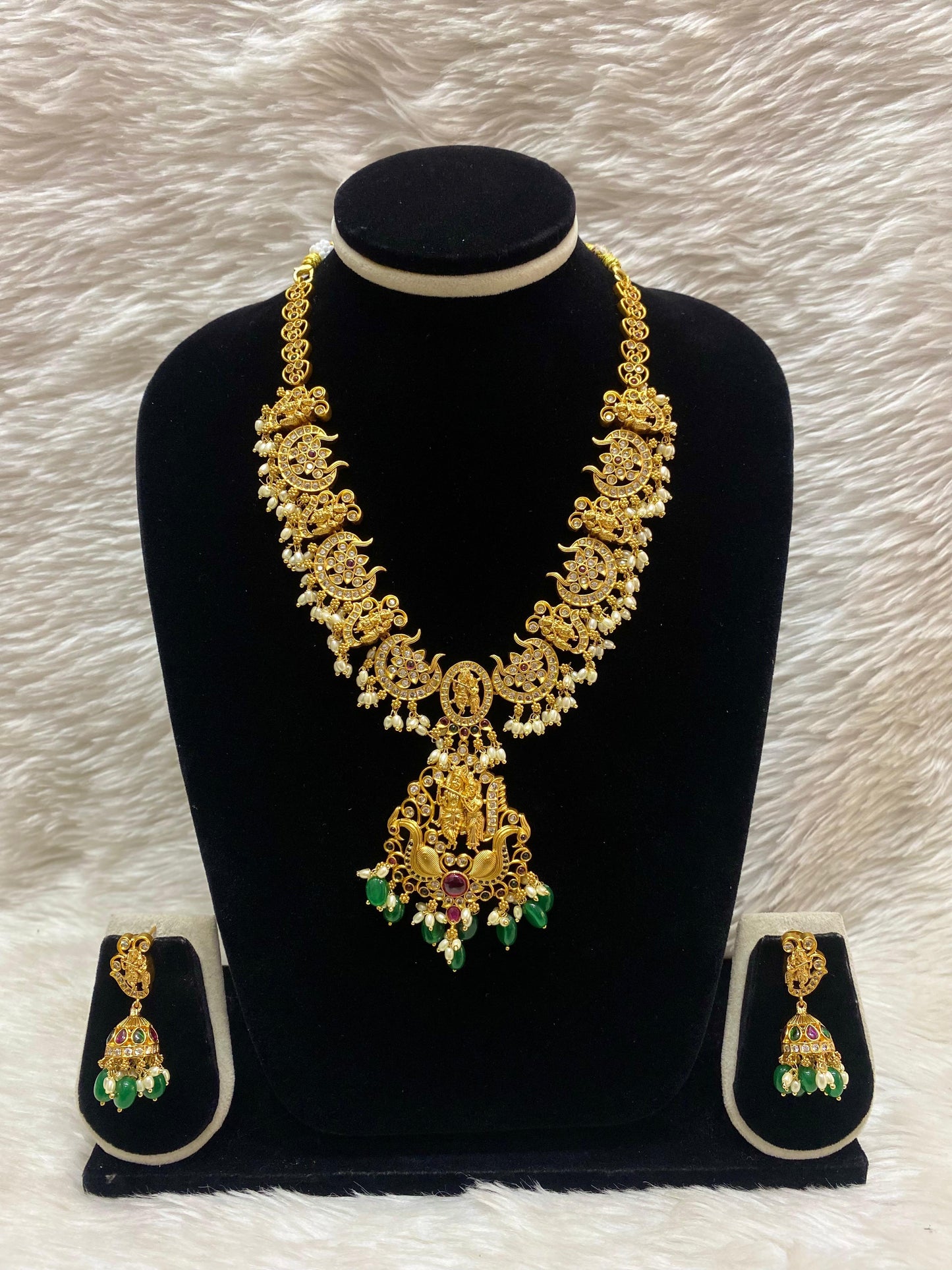 Matt Short Necklace Set