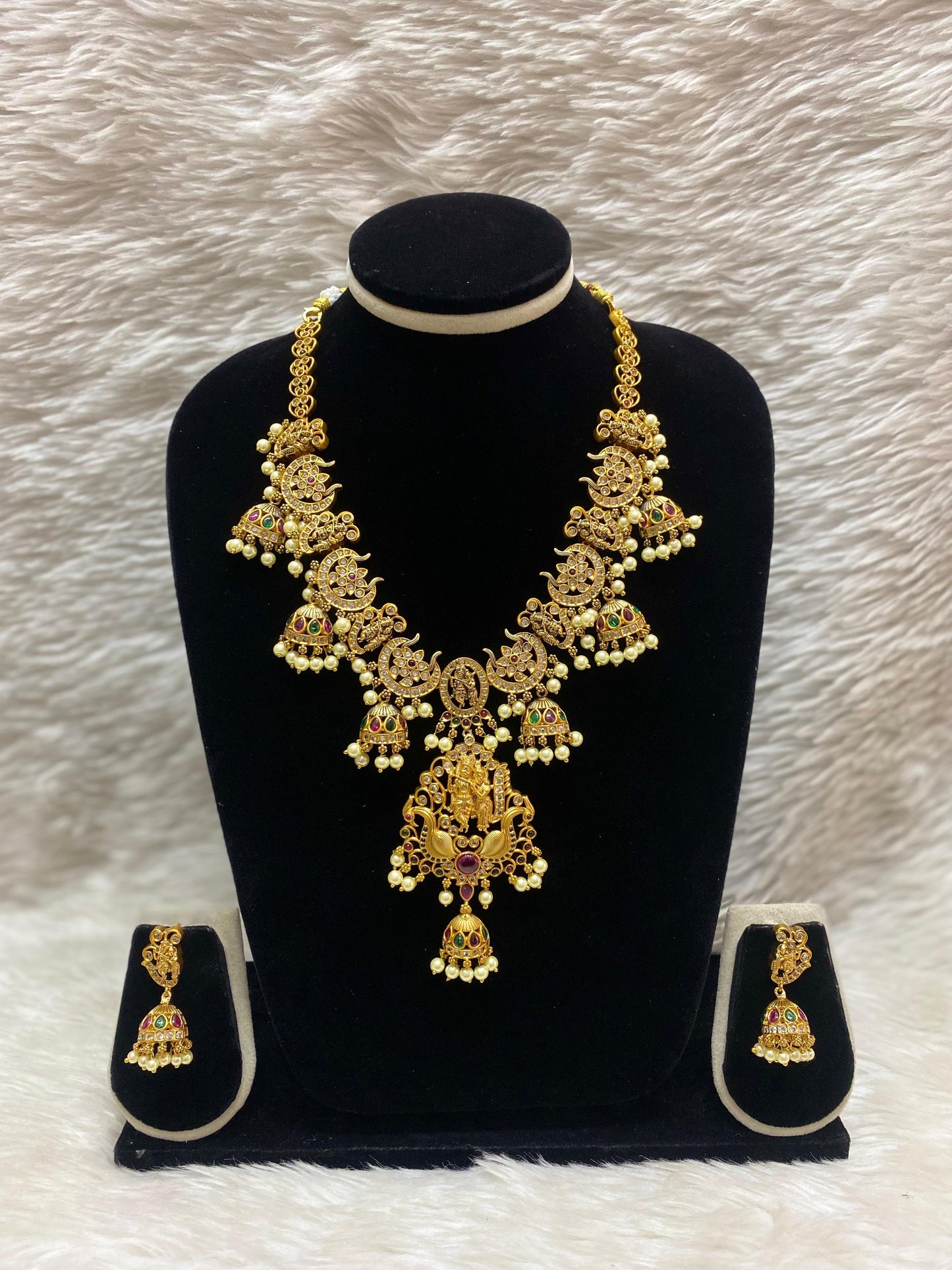 Matt Short Necklace Set