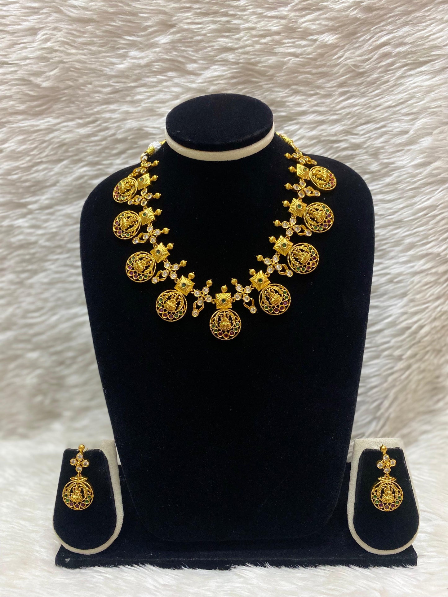 Matt Short Necklace Set