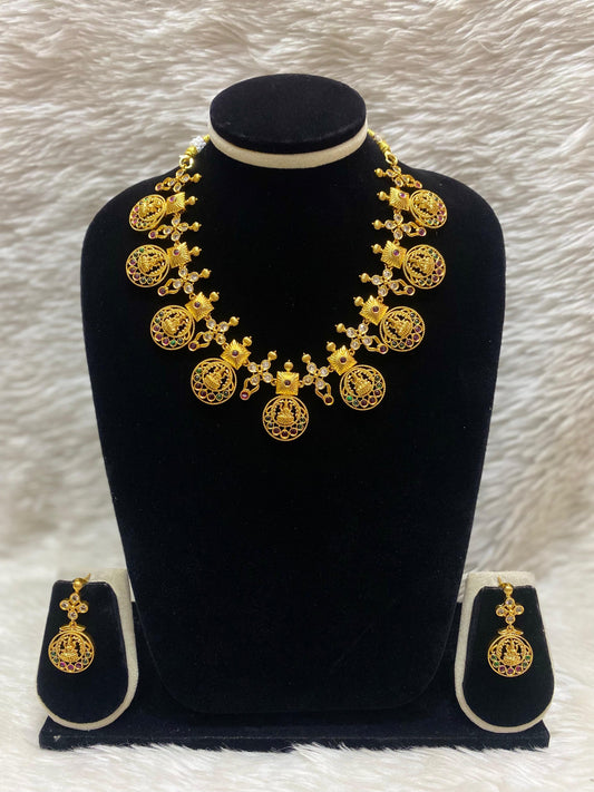 Matt Short Necklace Set