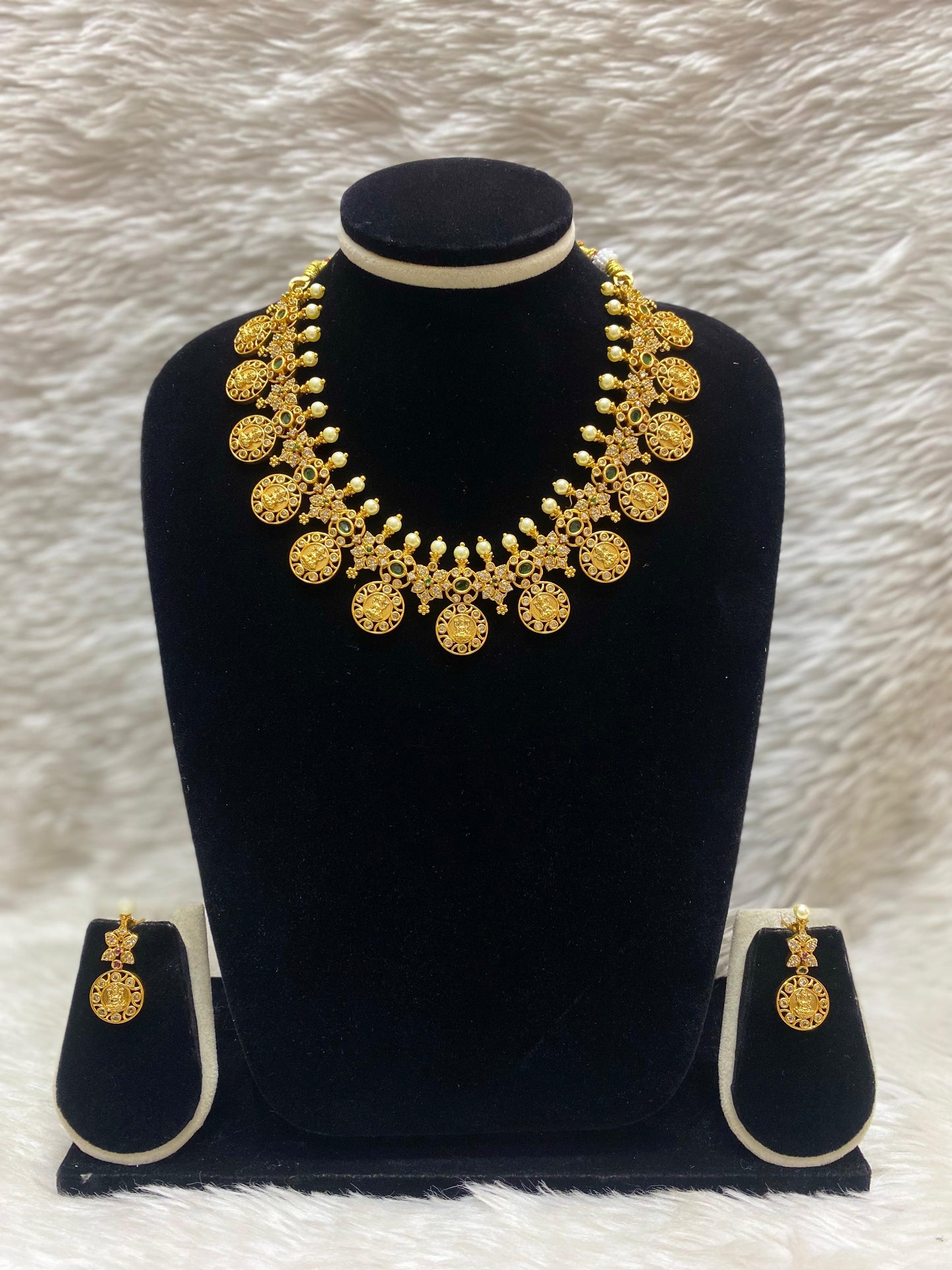 Matt Short Necklace Set