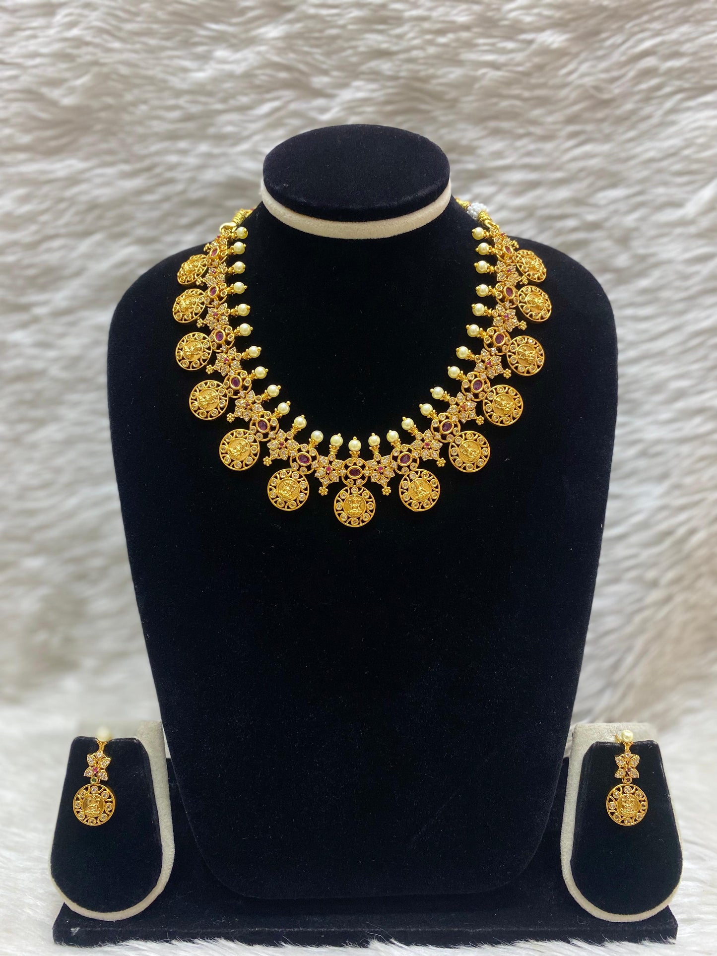 Matt Short Necklace Set