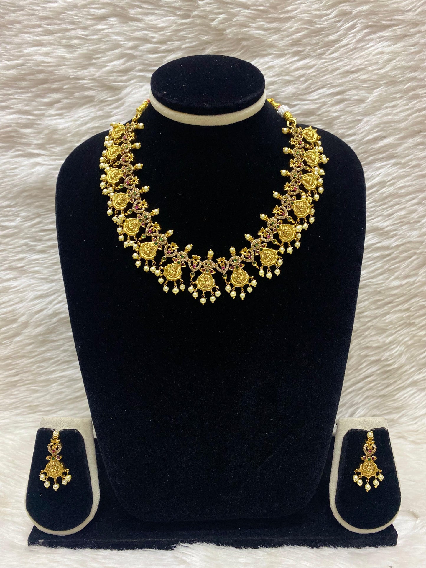 Matt Short Necklace Set