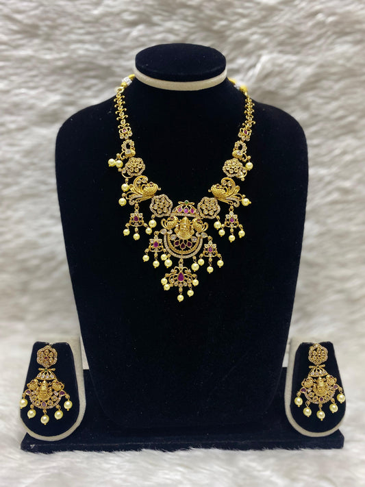 Matt Short Necklace Set