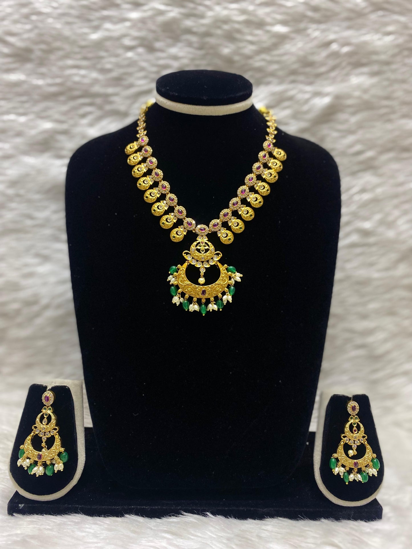 Matt Short Necklace Set