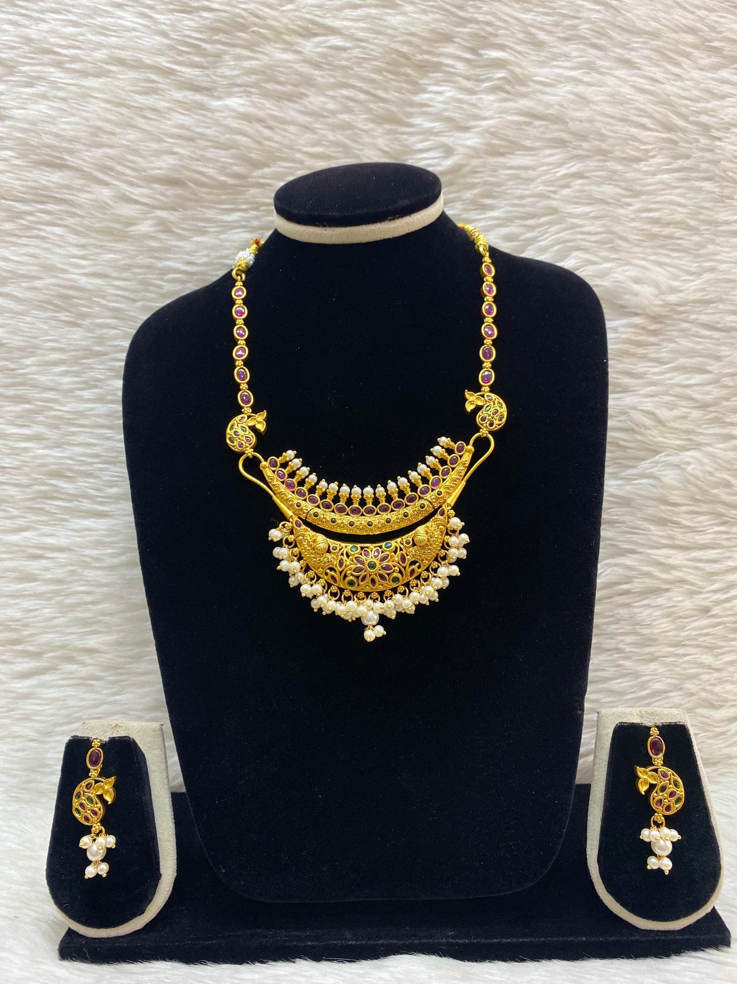 Matt Short Necklace Set