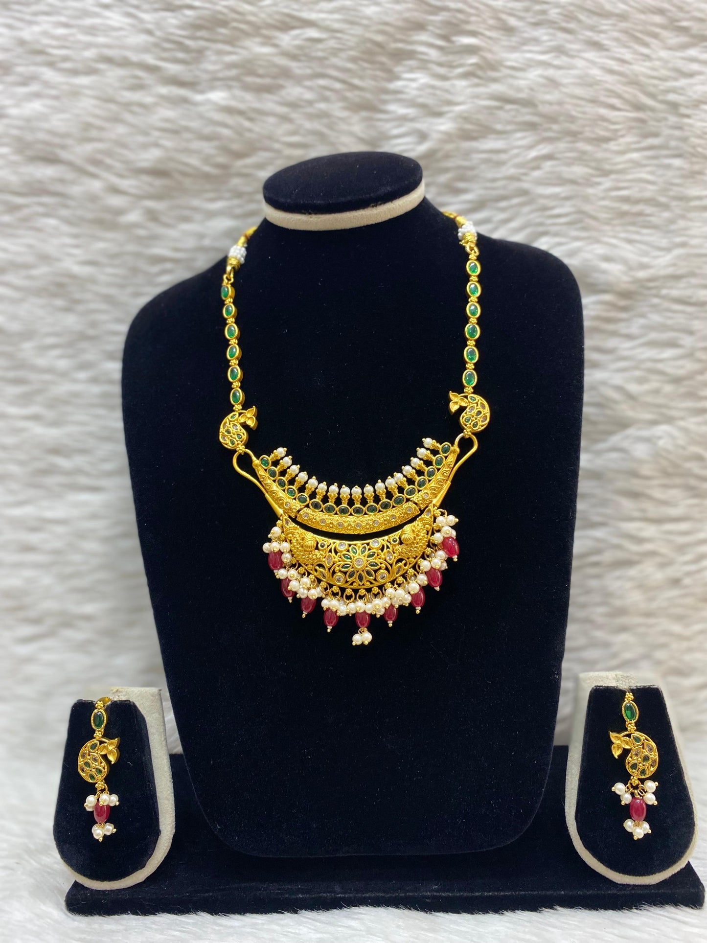 Matt Short Necklace Set