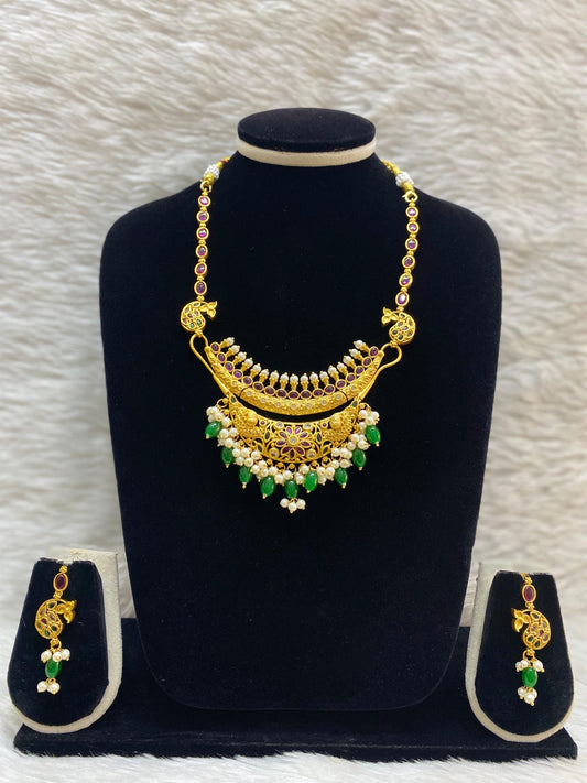 Matt Short Necklace Set