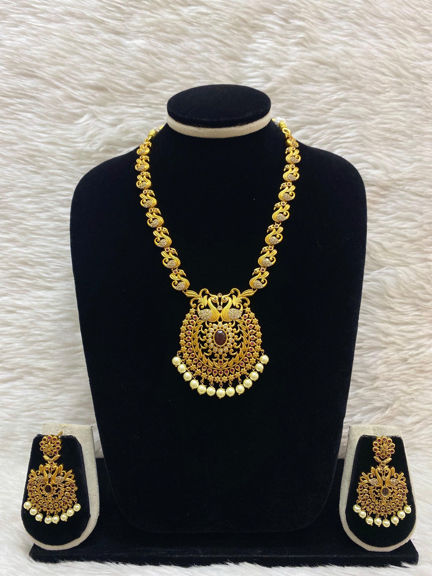 Matt Short Necklace Set